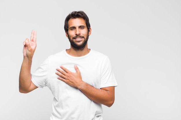 Jovem latino bonito em camiseta isolado