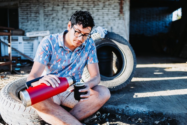 Jovem latino servindo mate e relaxando depois do trabalho Bebida latina Copiar espaço