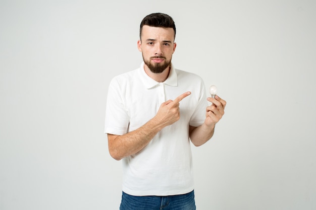 Jovem legal barbudo homem idéia conceito, estudante feliz chegando com um ou solução. isolado no branco