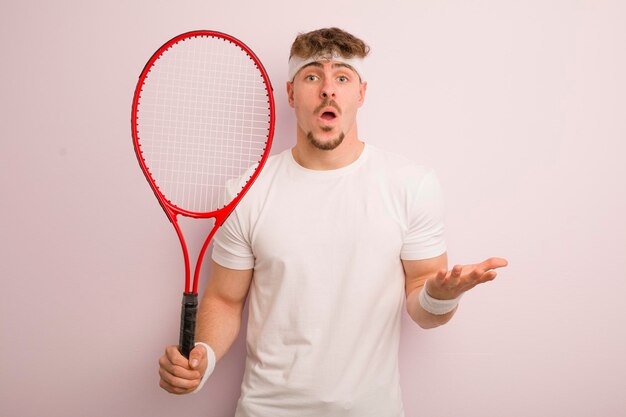 Jovem legal espantado chocado e surpreso com um conceito de tênis surpresa inacreditável