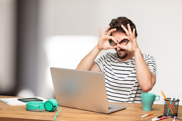 Jovem legal, expressando um conceito