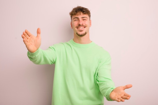 Jovem legal sorrindo alegremente dando um abraço caloroso e amoroso de boas-vindas se sentindo feliz e adorável