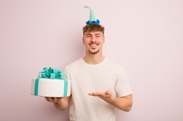 Jovem legal sorrindo alegremente se sentindo feliz e mostrando um conceito de aniversário