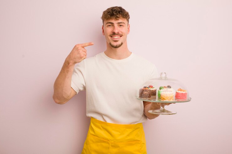 Foto jovem legal sorrindo com confiança apontando para o próprio conceito de bolos caseiros de sorriso largo