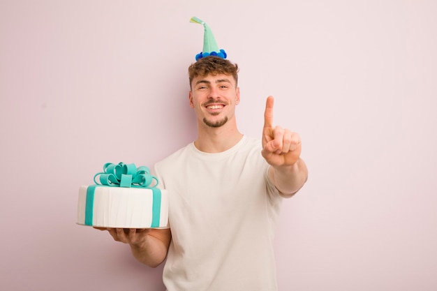 Jovem legal sorrindo com orgulho e confiança, fazendo o conceito de aniversário número um