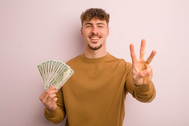 Jovem legal sorrindo e parecendo amigável, mostrando o conceito de notas de dólar número três