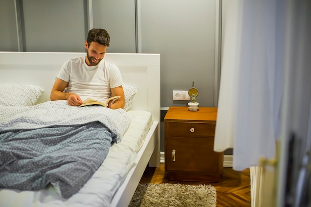 Jovem, leitura, livro, cama