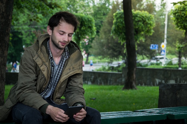 Jovem lendo e-book