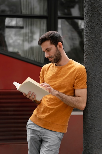 Foto jovem lendo um livro interessante