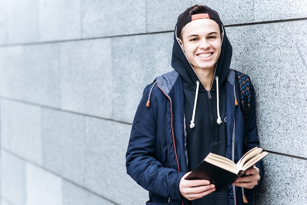 Jovem lendo um livro