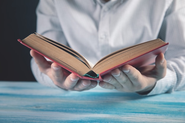 Jovem lendo um livro.