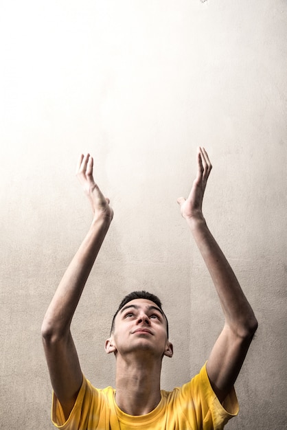 Foto jovem levanta os braços para cima