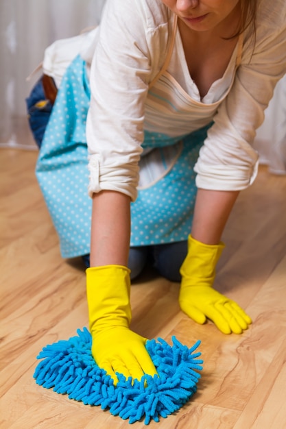 Foto jovem limpando o chão