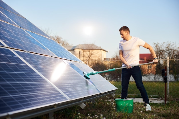 Jovem limpando o painel solar