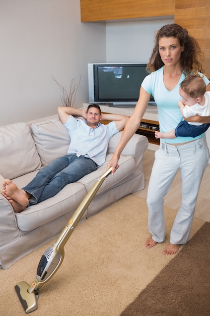 Foto jovem, limpeza, casa, enquanto, carregar, bebê