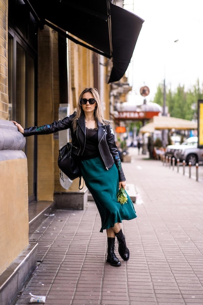 Jovem linda anda pela cidade na Europa, foto de rua, mulher posando no centro da cidade