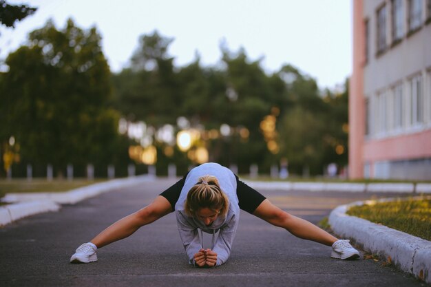 Foto jovem linda atleta uma jovem está envolvida em exercícios matinais processamento de fotos vintage