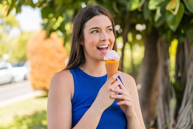 Jovem linda brasileira ao ar livre