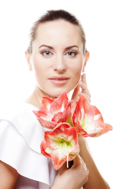 Jovem linda com maquiagem fresca e linda flor rosa sobre fundo branco