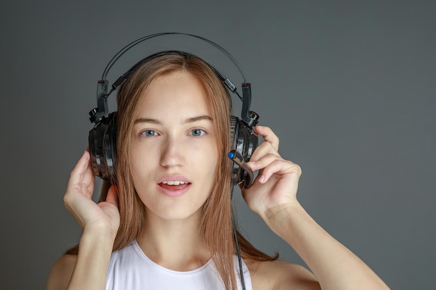 Jovem linda com roupa brilhante curtindo a música em casa