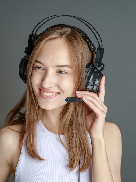 Jovem linda com roupa brilhante curtindo a música em casa