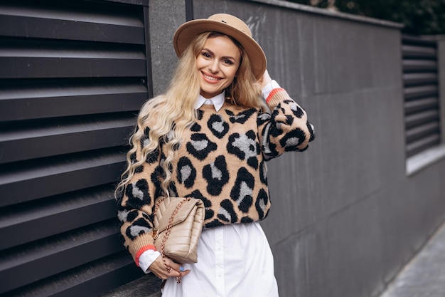 Jovem linda com roupa da moda andando na rua