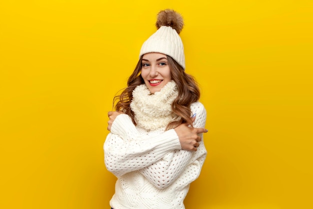 jovem linda com roupas quentes e macias de inverno se envolveu em um lenço de lã