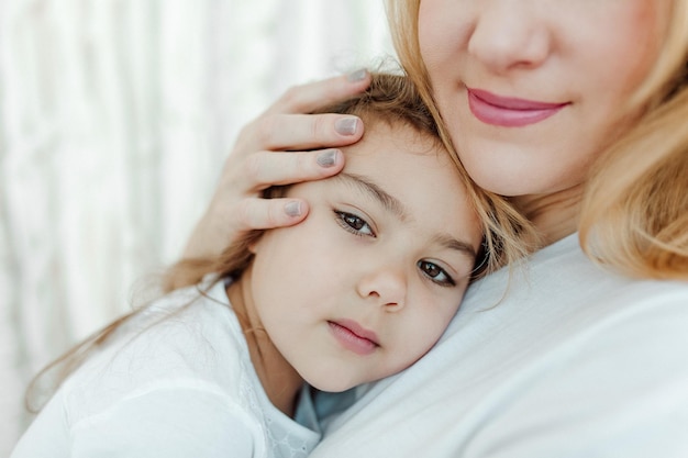 Jovem linda com sua filha Studio shot Mãe e filha aproveitam o tempo juntos