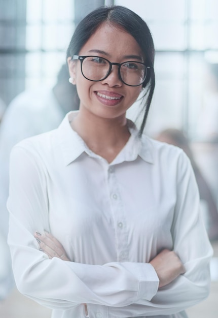 Jovem linda consultora de negócios asiáticos trabalhando no escritório