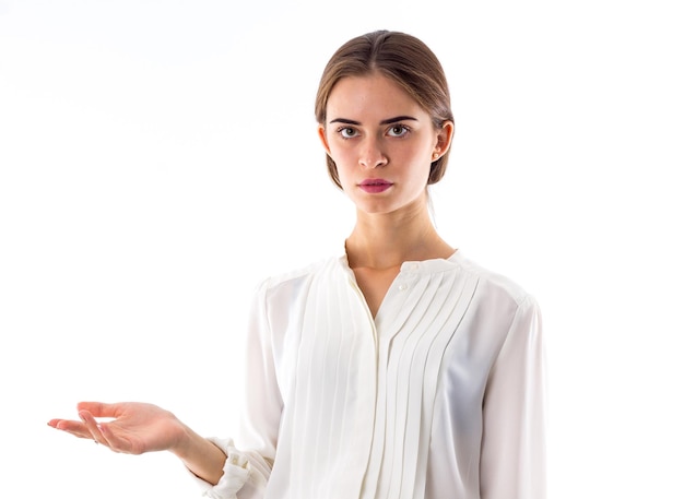 Jovem linda de blusa branca mostrando sua grande perplexidade sobre fundo branco no estúdio