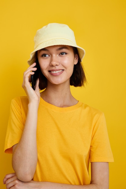 Jovem linda em camiseta amarela posando moda no panamá estilo de vida inalterado