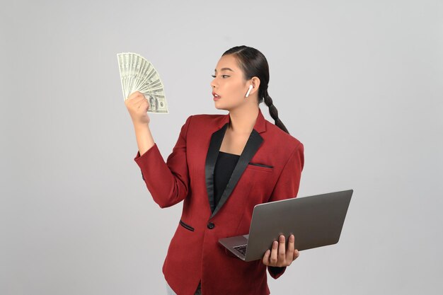 Jovem linda em roupas formais para oficial segura notas e laptop