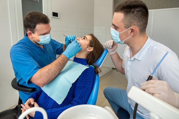 Jovem linda em trata seus dentes no conceito de estomatologia de cuidados de saúde de dentista
