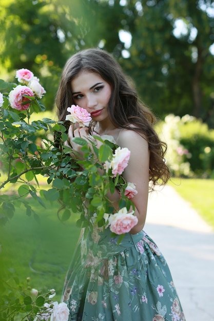Jovem linda em um jardim florido