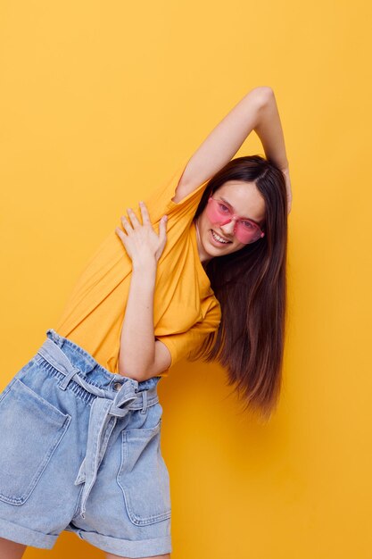 Jovem linda em uma camiseta amarela emoções estilo de verão fundo isolado