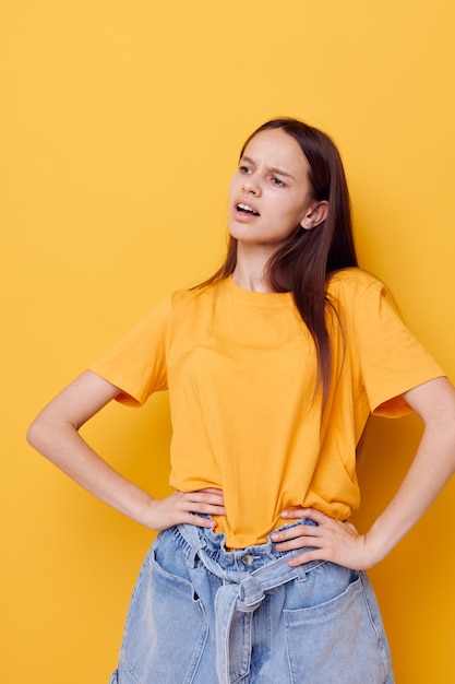 Jovem linda em uma camiseta amarela emoções estilo de verão fundo isolado