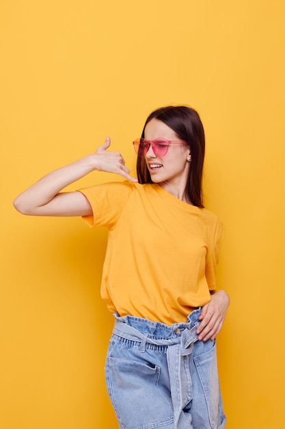 Foto jovem linda em uma camiseta amarela emoções estilo verão fundo isolado