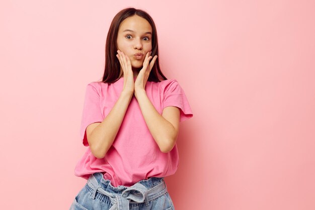 Jovem linda em uma camiseta rosa roupas casuais fundo rosa