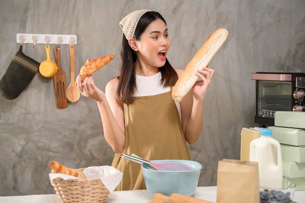 Jovem linda está assando em sua padaria de cozinha e negócios de cafeteria