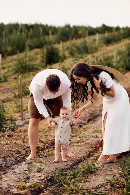 Foto jovem linda família com bebê no campo