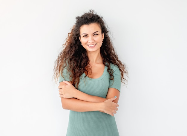 jovem linda garota sorrindo largamente