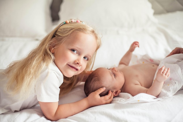 Jovem linda irmã segurando um bebê