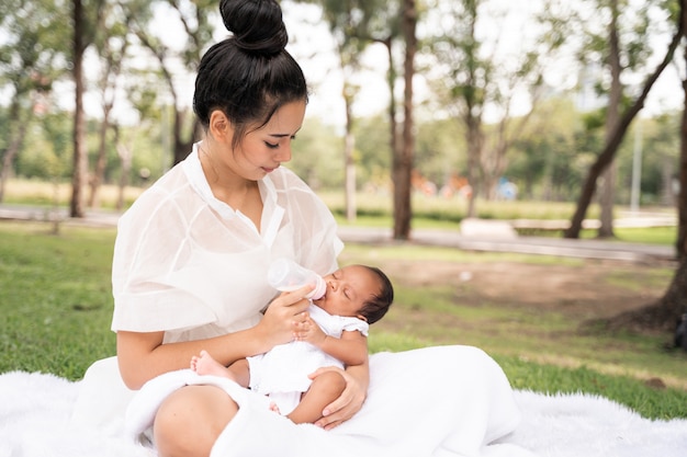 Jovem linda mãe alimentando seu recém-nascido