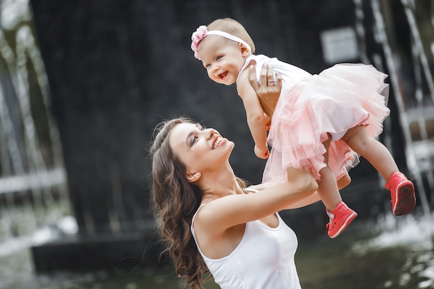 Jovem linda mãe com sua filha bebê