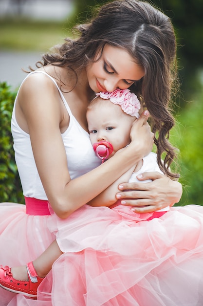 Jovem linda mãe com sua filha bebê