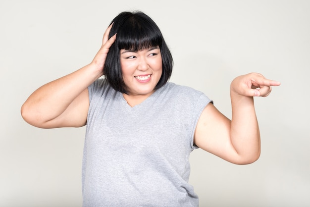 jovem linda mulher asiática com cabelo curto branco