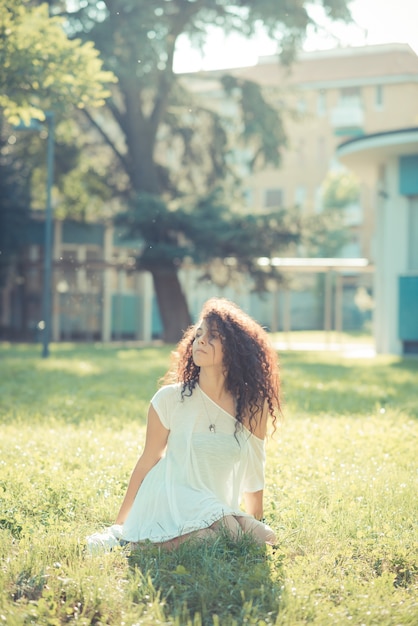 jovem linda mulher encaracolada marroquina