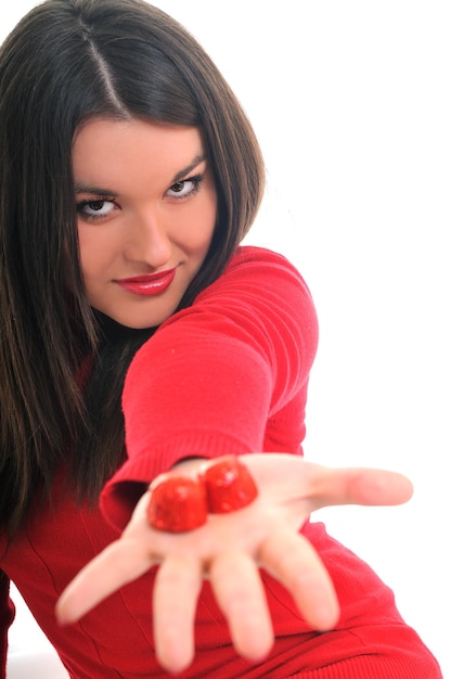 jovem linda mulher morena em vermelho isolado no branco comer comida de chocolate