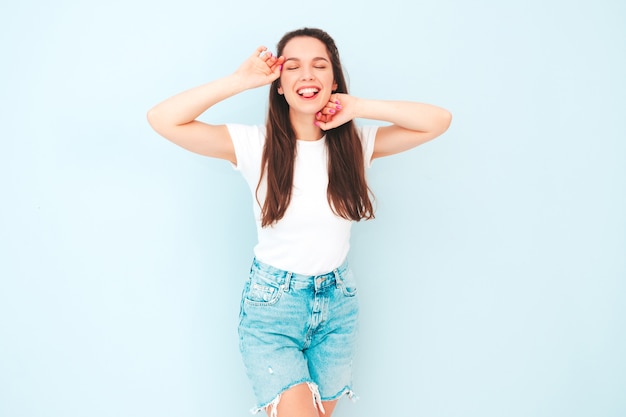 Jovem linda mulher sorridente com roupas da moda do verão moderno