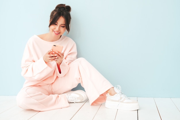 Jovem linda mulher sorridente com roupas da moda do verão moderno